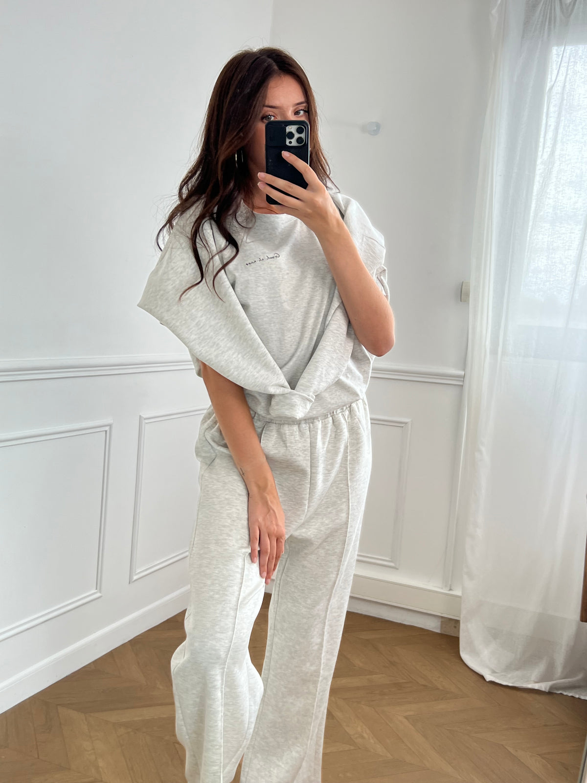 Le jogging gris, ultra confortable avec sa taille élastique. Parfait pour chiller à la maison ou sortir avec style.
