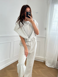 Le jogging gris, ultra confortable avec sa taille élastique. Parfait pour chiller à la maison ou sortir avec style.