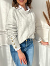 Ce pull gris apportera une touche de chaleur et d’élégance à votre tenue. Ses boutons dorés aux poignets ajoutent une note raffinée et sophistiquée. Confortable et tendance, il s’adapte à toutes les occasions.