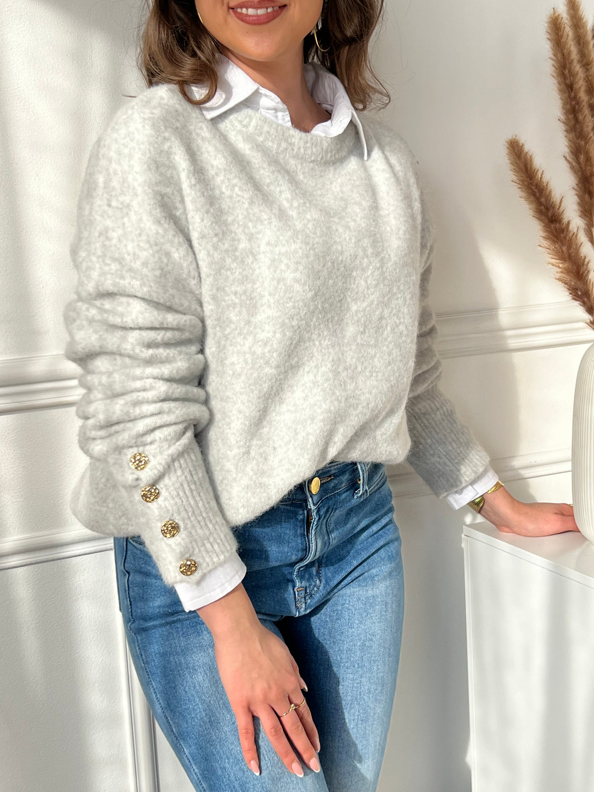 Ce pull gris apportera une touche de chaleur et d’élégance à votre tenue. Ses boutons dorés aux poignets ajoutent une note raffinée et sophistiquée. Confortable et tendance, il s’adapte à toutes les occasions.