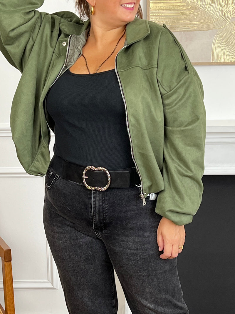 Cette veste courte style bombers se décline dans une teinte kaki et tendance. Avec sa coupe moderne et son esprit casual-chic, elle apporte une touche de caractère à toutes vos tenues. Légère et polyvalente, elle se porte aussi bien au quotidien que pour compléter un look plus travaillé.