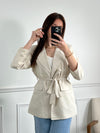 Optez pour un look chic et élégant avec notre blazer beige Salome pour femme ! Avec sa ceinture amovible et ses épaulettes, il mettra en valeur votre silhouette tout en vous offrant une allure sophistiquée. Doté d'un bouton et de 2 poches factices à l'avant, il est aussi pratique qu'élégant. Doublé pour un confort optimal, il apportera une touche tendance à votre tenue. À associer avec le pantalon Salome pour un look complet.