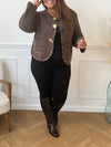 Chic et audacieuse, cette veste marron se démarque par son pourtour souligné d’une fine bande léopard, subtile touche de caractère. Pratique et élégante, elle est dotée de deux poches à l’avant et s’agrémente d’épingles amovibles dorées, offrant la possibilité de personnaliser votre look au gré de vos envies.