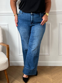 Découvrez le jean super wide leg Elvera, conçu pour allier confort et style. Avec ses deux poches à l'avant et à l'arrière, il offre praticité au quotidien. Sa fermeture à boutons et ses passants pour ceinture assurent un ajustement parfait, mettant en valeur votre silhouette tout en vous laissant libre de vos mouvements.&nbsp;