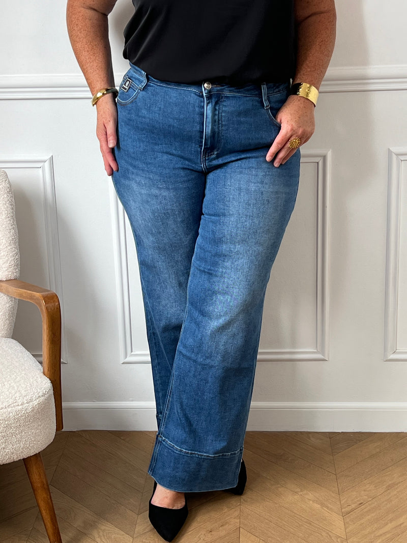 Découvrez le jean super wide leg Elvera, conçu pour allier confort et style. Avec ses deux poches à l'avant et à l'arrière, il offre praticité au quotidien. Sa fermeture à boutons et ses passants pour ceinture assurent un ajustement parfait, mettant en valeur votre silhouette tout en vous laissant libre de vos mouvements.&nbsp;