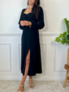 Plongez dans l'élégance avec notre robe longue noire Rosalie. Les manches longues et le col carré ajoutent une touche moderne, tandis que les volants au niveau de la poitrine offrent une allure féminine.