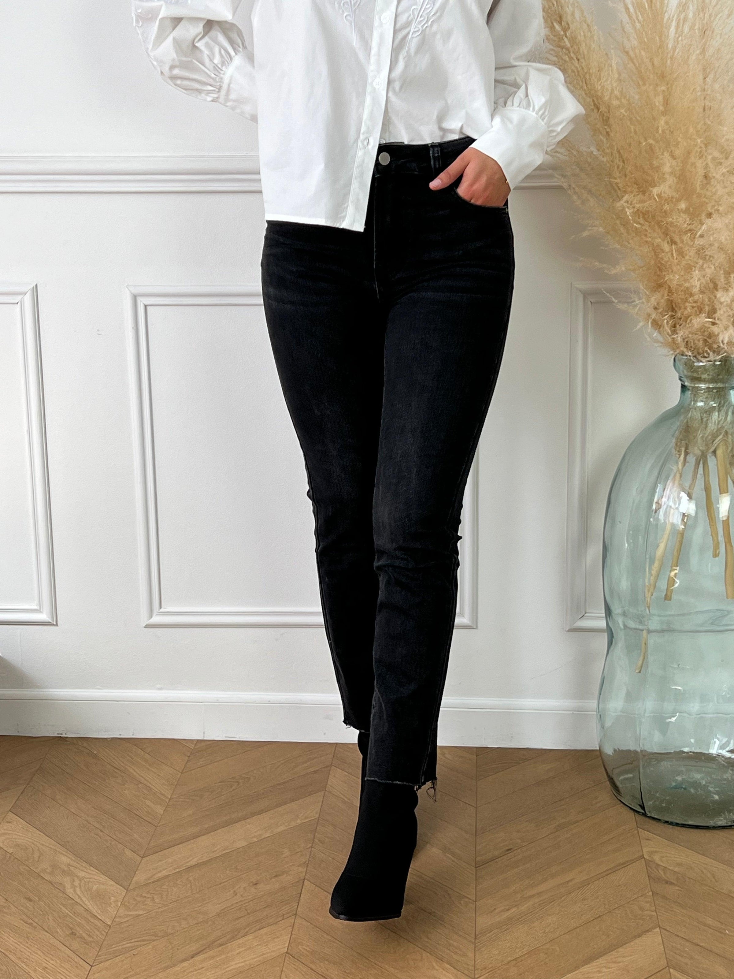 Jean noir femme  Jean taille haute Coupe slim Fermeture à zip avec un bouton 2 poches à l'avant et 2 poches à l'arrière Couleurs : noir Composition : 92% Coton, 5% Polyester, 3% Elasthanne Made in P.R.C