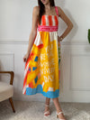 Cette robe longue à motifs Havane allie confort et style avec ses bretelles fixes et son col carré devant et derrière. Son élastique au dos assure un ajustement parfait, tandis que ses couleurs vives et ses inscriptions apportent une touche joyeuse à votre tenue.&nbsp;