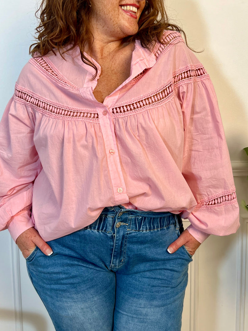 Cette chemise rose manches longues Angelina est à la fois élégante et pleine d'esprit. Parfaite pour ajouter une touche de fantaisie à votre tenue avec ses boutons et broderies uniques sur le devant et aux manches.