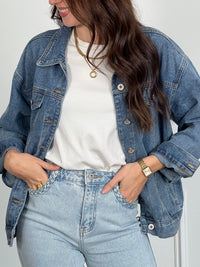 Cette veste en jean bleue Maina allie style et confort au quotidien. Dotée d’un col chemise classique, elle se ferme par des boutons sur toute la longueur ainsi qu’aux manches, pour un ajustement parfait.