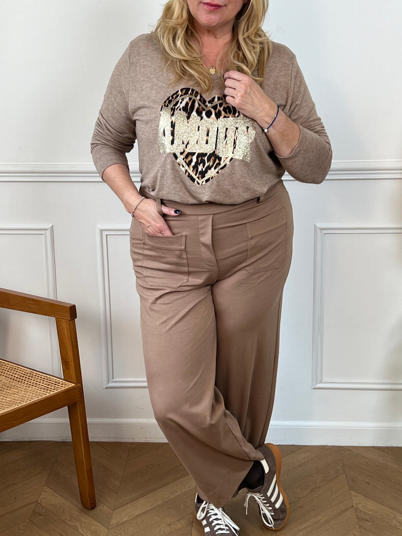 Craquez pour ce pull fin taupe aux manches longues, alliant douceur et style. Son inscription "amour" et son cœur au motif léopard apportent une touche tendance et romantique. Idéal pour un look chic et confortable au quotidien !