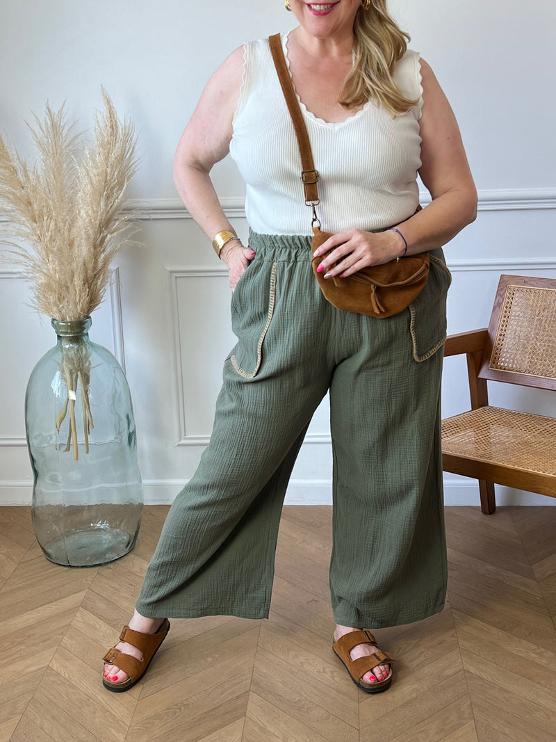 Adoptez le pantalon kaki Shane en gaze de coton. Sa coupe large et sa taille élastique offrent un confort optimal, tandis que les poches latérales avec coutures camel ajoutent une touche de sophistication.