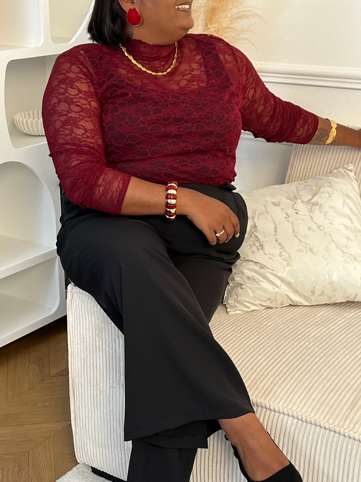 Ce top bordeaux en dentelle élégant offre une allure féminine grâce à son col montant festonné et sa dentelle féminine. Conçu spécialement pour les tailles plus grandes, il est confortable et flatteur.