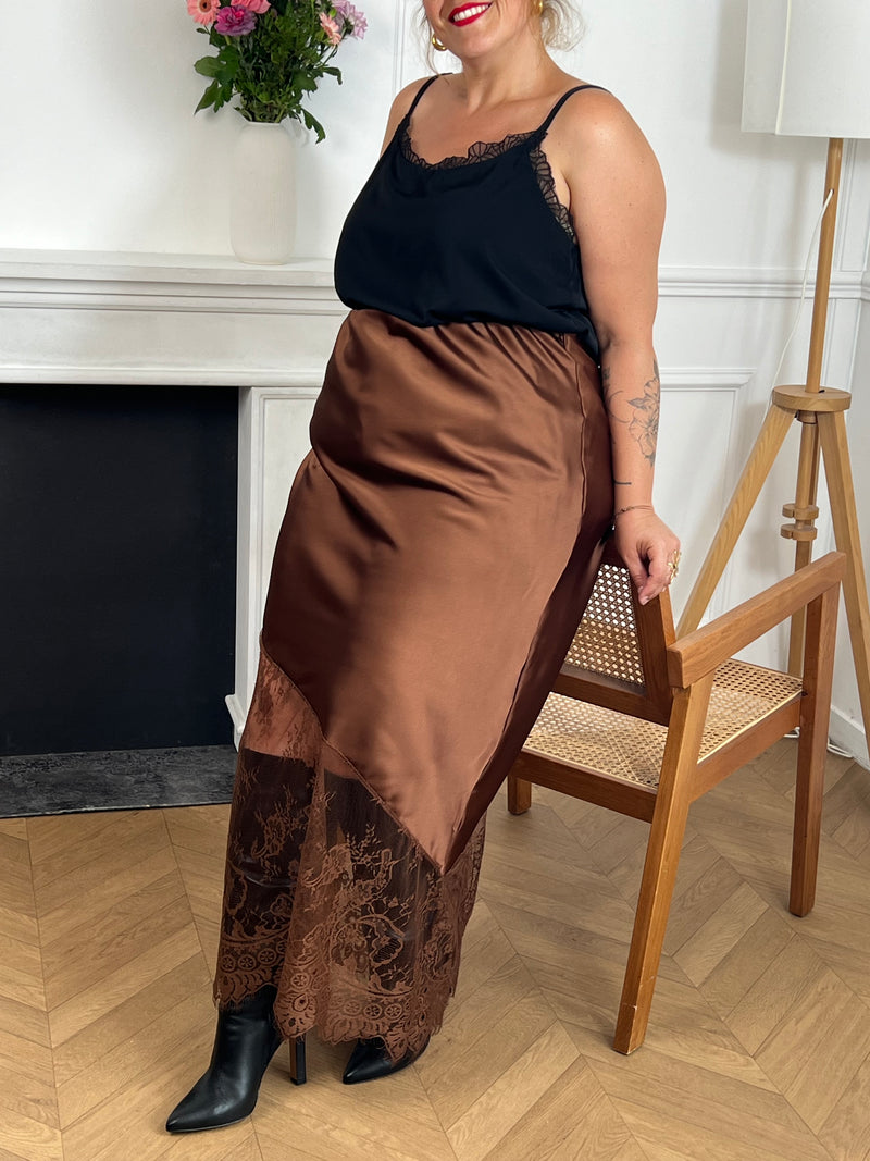 Cette jupe longue marron grande taille est conçue pour allier confort et élégance. Sa taille élastique assure un ajustement parfait, tandis que la dentelle ajourée sur le bas apporte une touche délicate et féminine.