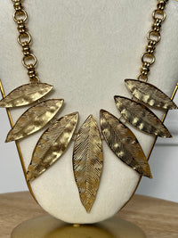 Gold necklace: Velada
