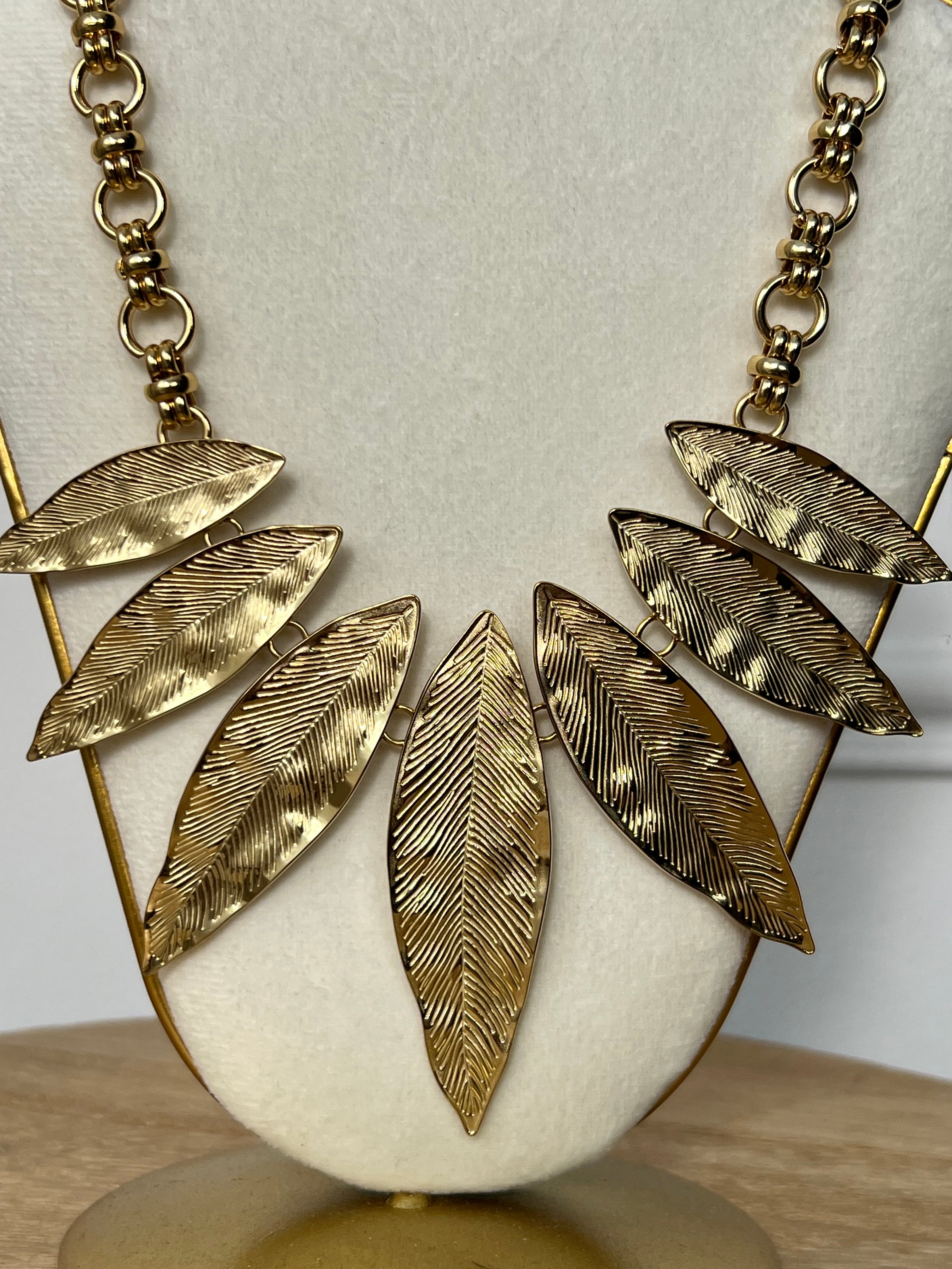 Gold necklace: Velada