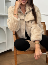 Adoptez la veste beige en fausse fourrure douce, idéale pour allier confort et élégance au quotidien. Ses manches longues, son col montant et sa fermeture éclair offrent chaleur et praticité. Les poches factices à l’avant et les poches latérales complètent ce modèle tendance dans une couleur beige intemporelle.