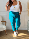 Ce pantalon bleu canard grande taille, modèle Kelly, allie confort et style grâce à sa taille élastique qui s’adapte parfaitement à votre silhouette. Sa matière extensible offre une grande liberté de mouvement, tandis que la ceinture amovible ajoute une touche personnalisable à votre tenue