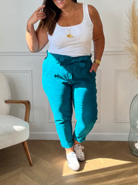 Ce pantalon bleu canard grande taille, modèle Kelly, allie confort et style grâce à sa taille élastique qui s’adapte parfaitement à votre silhouette. Sa matière extensible offre une grande liberté de mouvement, tandis que la ceinture amovible ajoute une touche personnalisable à votre tenue
