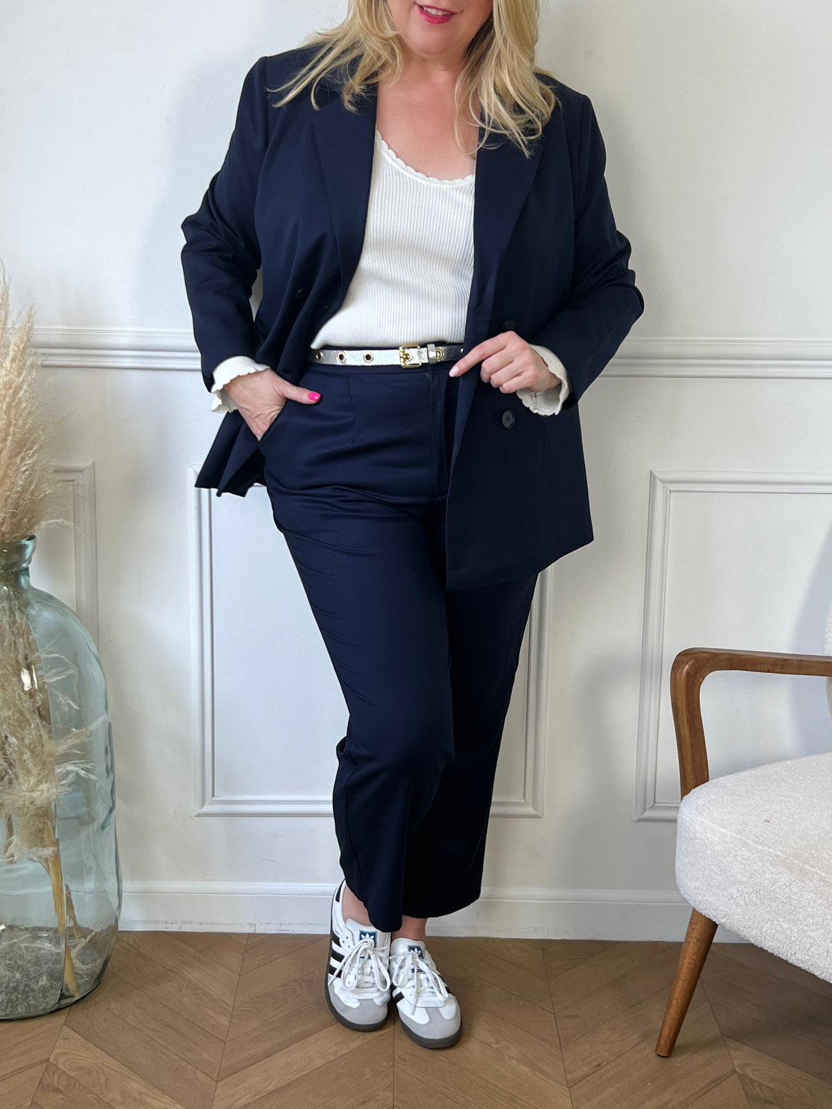 Ajoutez une touche élégante et sophistiquée à votre garde-robe avec notre blazer bleu Nely. Avec ses manches longues, ses épaulettes et sa doublure, ce blazer est à la fois confortable et tendance. Ajoutez une touche de style à toutes vos tenues avec ce blazer incontournable !