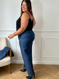 Pantalon à coupe droite effet jean bleu, alliant confort et allure décontractée. Une pièce polyvalente, idéale pour composer des looks casual ou plus habillés selon vos envies.