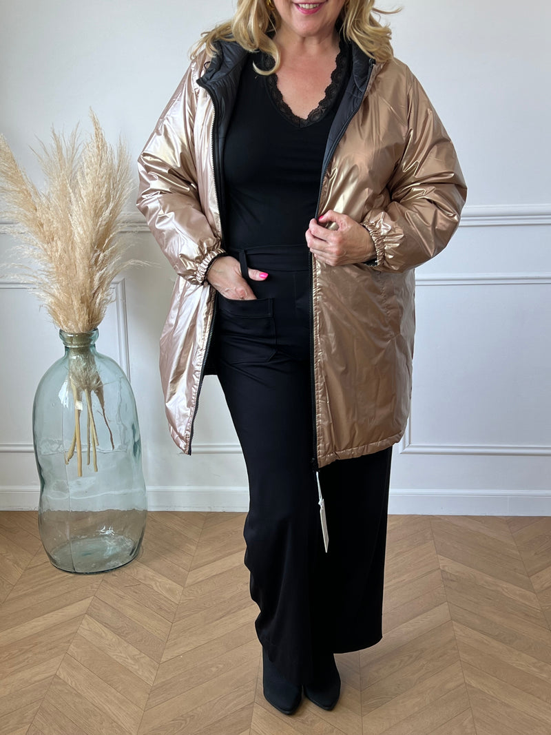 Découvrez le manteau réversible Curve: Darlane. Profitez de deux styles en un avec ce manteau noir et beige réversible. Avec sa capuche et ses manches longues, il est idéal pour vous garder au chaud. La fermeture éclair et le lien de serrage à la capuche ajoutent une touche pratique et élégante.