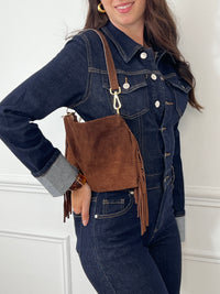 La combinaison longue en jean brut : un classique indémodable qui allonge la silhouette et se porte aussi bien casual qu’élégante. Confort et style réunis en une seule pièce.