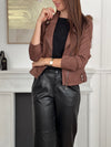 Intemporel et tendance, ce perfecto en effet daim marron séduit par sa douceur et son allure moderne. Sa coupe ajustée met en valeur la silhouette tandis que ses finitions apportent une touche élégante et décontractée à la fois. Une pièce incontournable pour sublimer toutes vos tenues, du quotidien aux occasions spéciales.