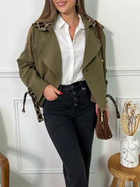 Cette veste trench est un essentiel revisité pour une touche audacieuse ! Avec ses manches longues et ses détails subtils de motifs léopard au col et aux poignets, elle associe élégance et caractère. Les liens léopard aux poignets ajoutent une touche de raffinement, tandis que les boutons à l'avant assurent un style intemporel.