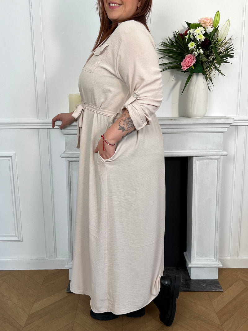 Une superbe robe longue beige en grande taille, élégante et intemporelle, met en valeur la silhouette avec sa coupe flatteuse. Les détails raffinés et la fluidité du tissu ajoutent une touche de sophistication, créant ainsi une tenue parfaite pour des occasions spéciales. Un choix chic et confortable pour briller avec style.