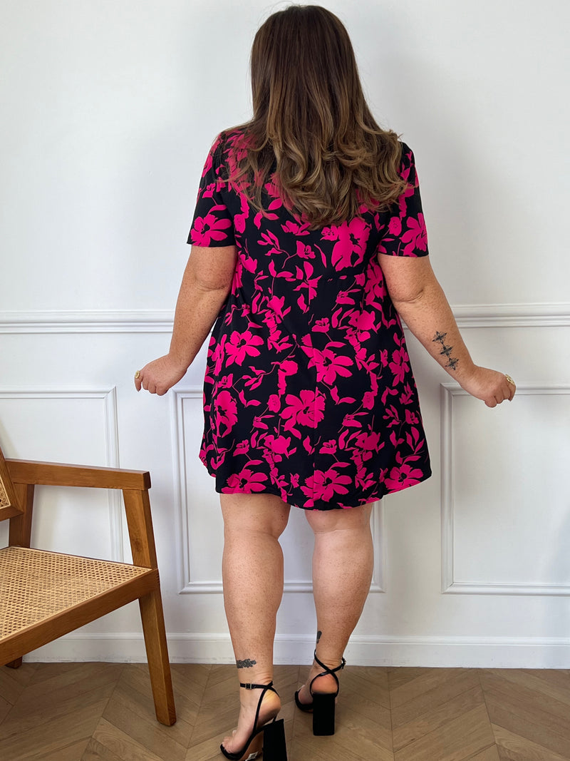 Cette robe noire et fuchsia Curve : Rosila est à la fois élégante et audacieuse. Avec sa coupe courte et son motif fleur, elle est parfaite pour une soirée spéciale ou une journée décontractée. Le contraste du noir et du fuchsia apportera une touche de couleur à votre garde-robe, faisant de cette robe un véritable statement piece.