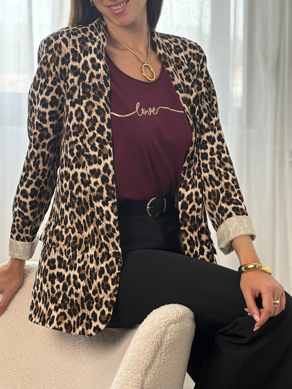 Ce tee-shirt bordeaux "Aliyah" allie confort et élégance avec ses manches courtes et son col rond classique. Sa touche distinctive, une inscription dorée sur le devant, apporte une subtile note de sophistication. Idéal pour un style décontracté mais soigné au quotidien.