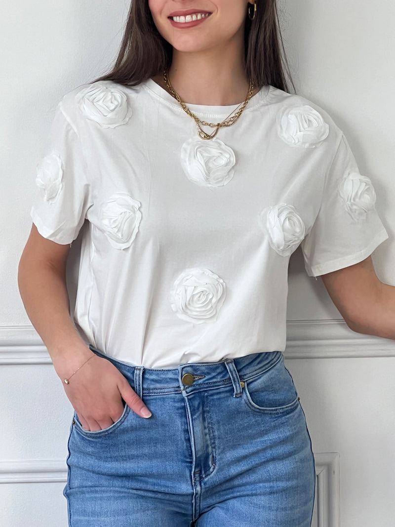 Découvrez notre charmant tee-shirt écru Felicie pour femmes ! Avec ses manches courtes, son col rond et ses fleurs en relief sur le devant, il vous offrira un look à la fois féminin et élégant. Ajoutez une touche à votre tenue avec notre tee-shirt confortable et tendance.