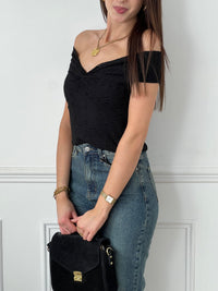 Ce magnifique top noir en dentelle Sixtine est l'ultime pièce à ajouter à votre garde-robe cet été. Sans manches et légèrement élastique, il offre un confort optimal tout en ajoutant une touche de féminité grâce à son col bateau.&nbsp;