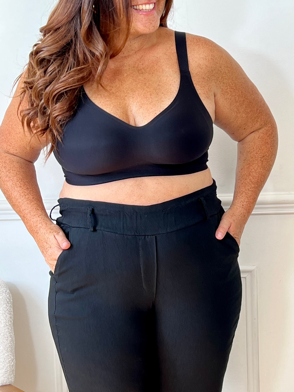 Ce soutien-gorge grande taille Olvina offre un maintien confortable sans armatures grâce à son bonnet entier non rembourré. Ses bretelles réglables et son dos élastique avec agrafage ajustable assurent un ajustement tout au long de la journée.
Pratique au quotidien grâce à l'absence d'armatures, il convient particulièrement aux femmes ayant eu un cancer du sein, en offrant douceur et confort.
Il est également idéal pour celles qui recherchent une lingerie agréable à porter lors d’une activité physique.