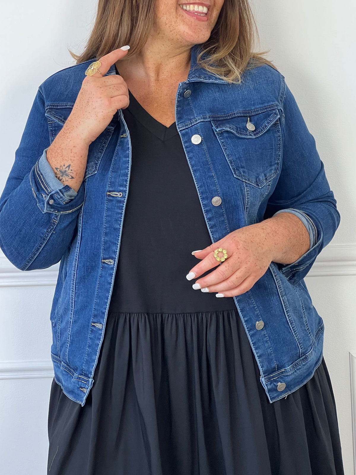 La veste Alicya est la pièce incontournable pour votre garde-robe ! Sa coupe en jean et sa couleur bleue apportent une touche décontractée et tendance. Avec ses manches longues et ses boutons sur la longueur et aux poignets, elle vous offre un confort optimal. Ses poches avant et poches poitrine avec boutons ajoutent une touche pratique à ce must-have. Adoptez un look décontracté et stylé avec cette veste !