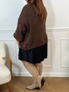 Chaleureux et confortable, ce pull épais en maille marron séduit par sa coupe ample et son toucher d’une douceur irrésistible. Facile à porter, il allie style décontracté et cocooning, idéal pour traverser la saison avec élégance et confort.