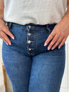 Jean bleu foncé grande taille pour femme – Ce jean tendance se distingue par ses 4 boutons décoratifs en strass aux motifs variés. Il dispose de deux poches à l’avant et deux à l’arrière. Coloris bleu foncé, idéal pour un look chic et facile à assortir