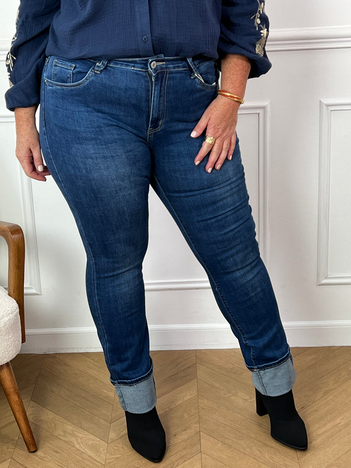 Découvrez notre jean bleu Caty, idéal pour les femmes de grande taille. Avec sa taille haute et ses deux poches à l'arrière, il offre un confort optimal. Profitez également de ses deux poches latérales ornées de détails gris et de ses passants pour ceinture. Ajoutez une touche d'élégance à votre tenue avec sa couleur intemporelle : noir.