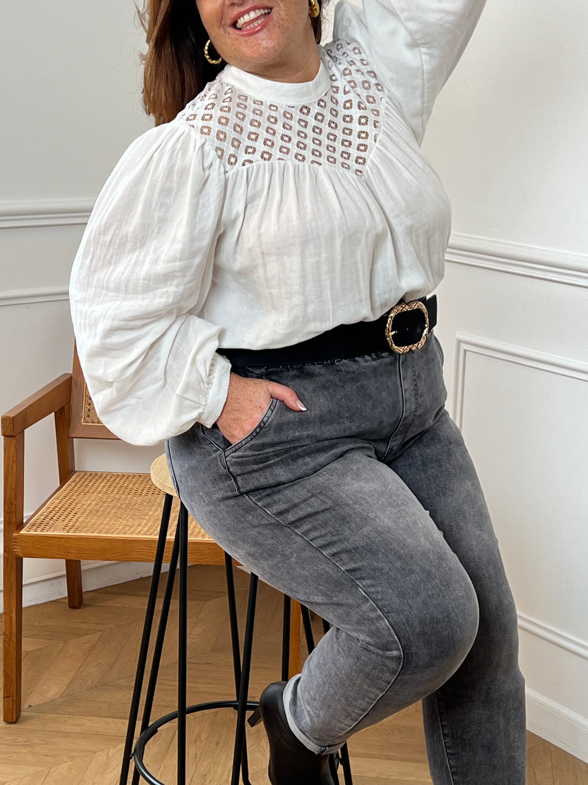 Cette blouse écrue en 100% coton pour femme allie élégance et raffinement avec ses détails ajourés et ses broderies délicates. Conçue avec des manches longues et un col rond, elle présente un bouton discret au dos pour une touche d'originalité. La blouse est doublée à l'avant pour un confort optimal, tandis que les détails ajourés ajoutent une note de sophistication. Sa teinte écrue douce et naturelle s’accorde facilement avec différents styles, idéale pour un look chic et intemporel. Cette blouse en coton 