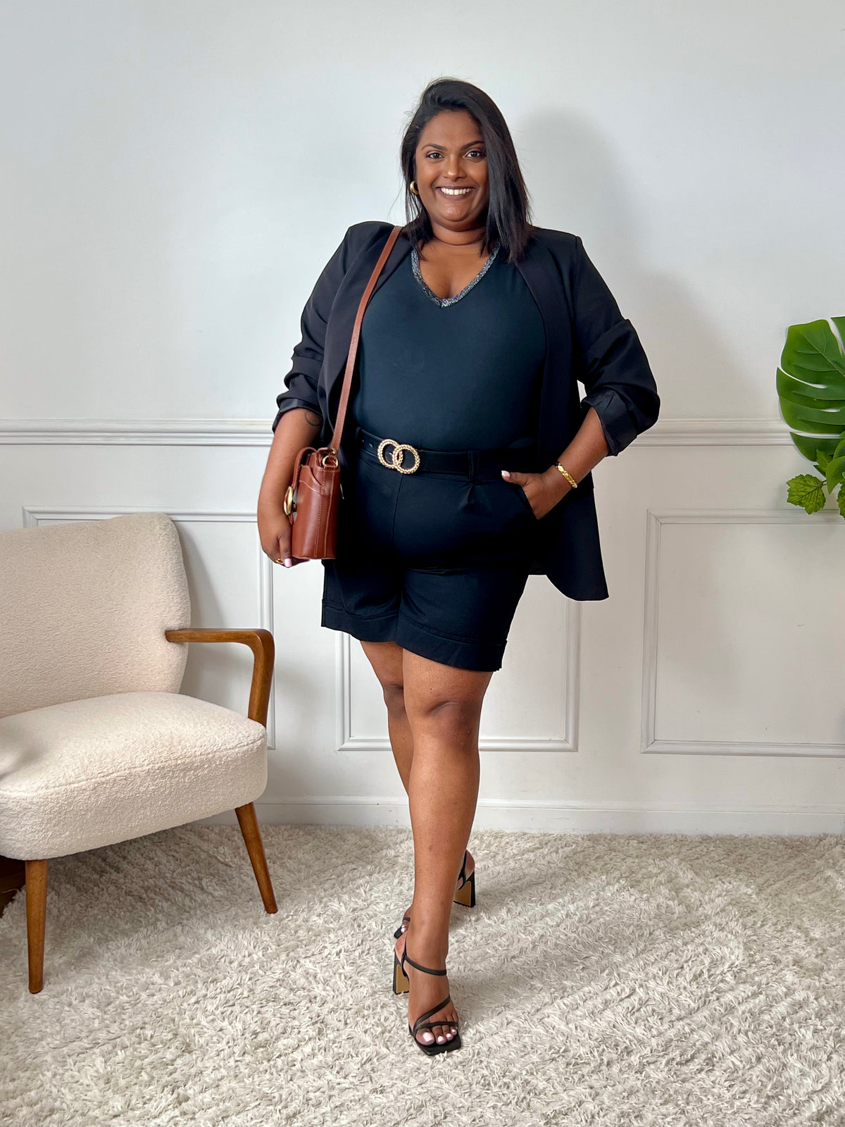 Ce short noir grande taille Elane offre une coupe ample pour un confort optimal. Il est équipé de deux poches latérales pratiques, de passants pour ceinture et d’une taille élastique au dos qui s’adapte parfaitement à votre silhouette.&nbsp;