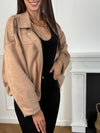 Cette veste courte style bombers se décline dans une teinte beige chaleureuse et tendance. Avec sa coupe moderne et son esprit casual-chic, elle apporte une touche de caractère à toutes vos tenues. Légère et polyvalente, elle se porte aussi bien au quotidien que pour compléter un look plus travaillé.