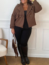 Veste grande taille Athenais, coupe courte et droite avec manches longues et col à revers. Doublée pour plus de confort, sans poches. Fermeture par boutons. Élégante en marron, elle allie simplicité et fonctionnalité.