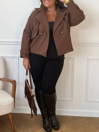 Veste grande taille Athenais, coupe courte et droite avec manches longues et col à revers. Doublée pour plus de confort, sans poches. Fermeture par boutons. Élégante en marron, elle allie simplicité et fonctionnalité.
