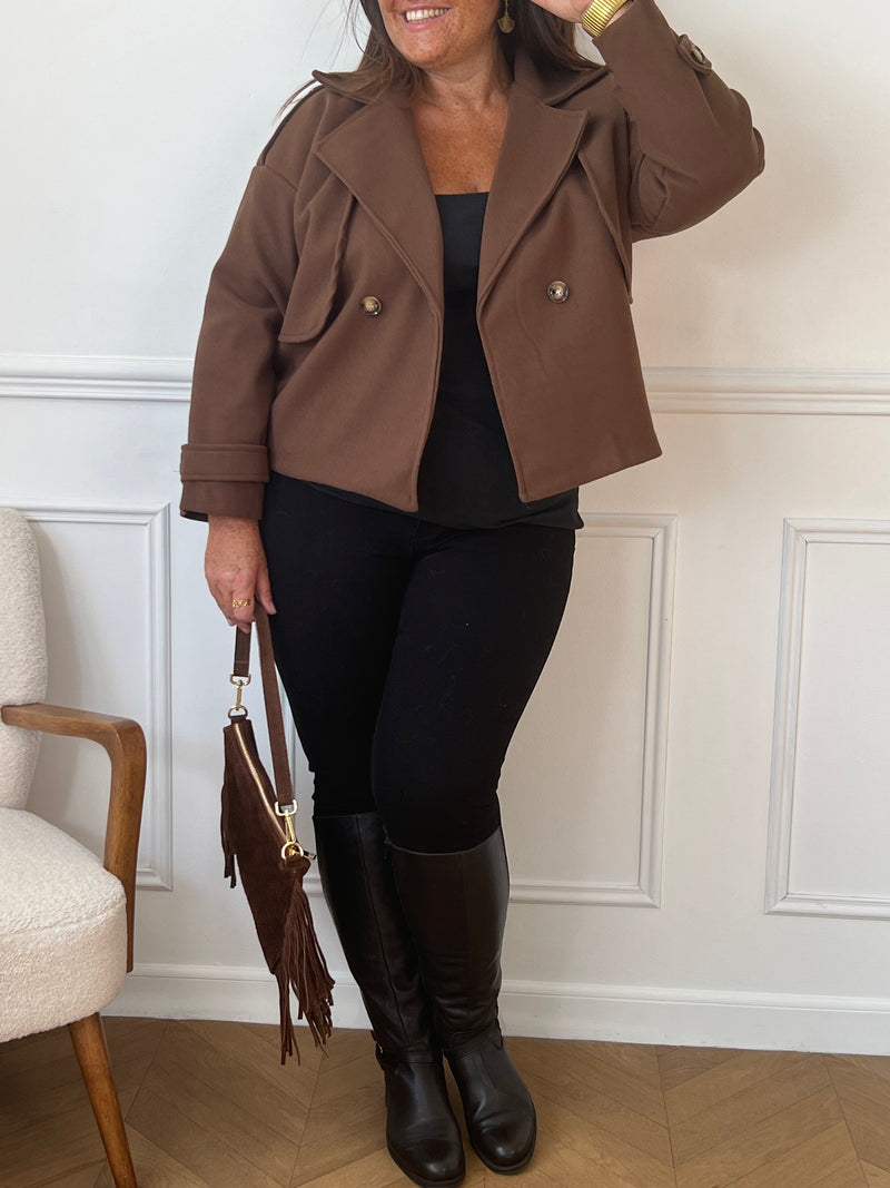 Veste grande taille Athenais, coupe courte et droite avec manches longues et col à revers. Doublée pour plus de confort, sans poches. Fermeture par boutons. Élégante en marron, elle allie simplicité et fonctionnalité.