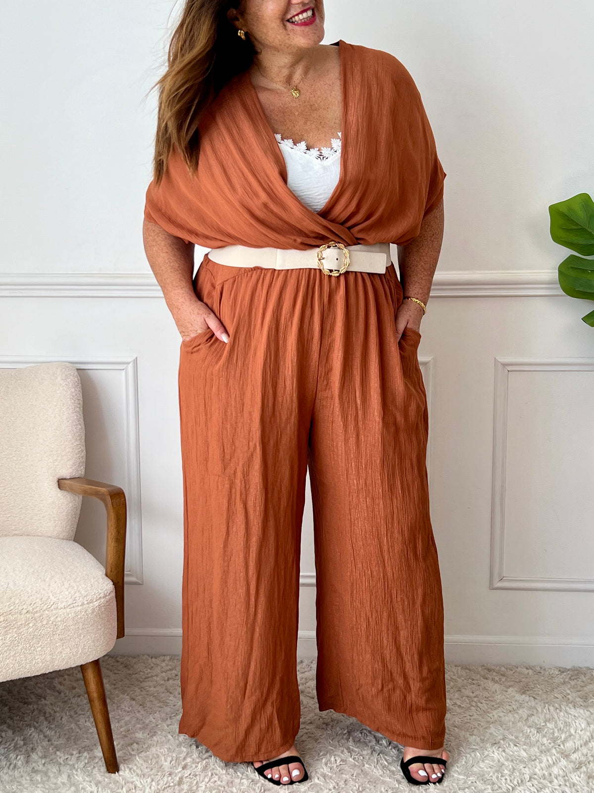La combinaison Savanah terracotta grande taille allie confort et élégance avec son col cache-cœur, ses manches courtes et son élastique à la taille. Pratique avec ses poches latérales et son ouverture dos à bouton, elle vous met en valeur avec douceur.