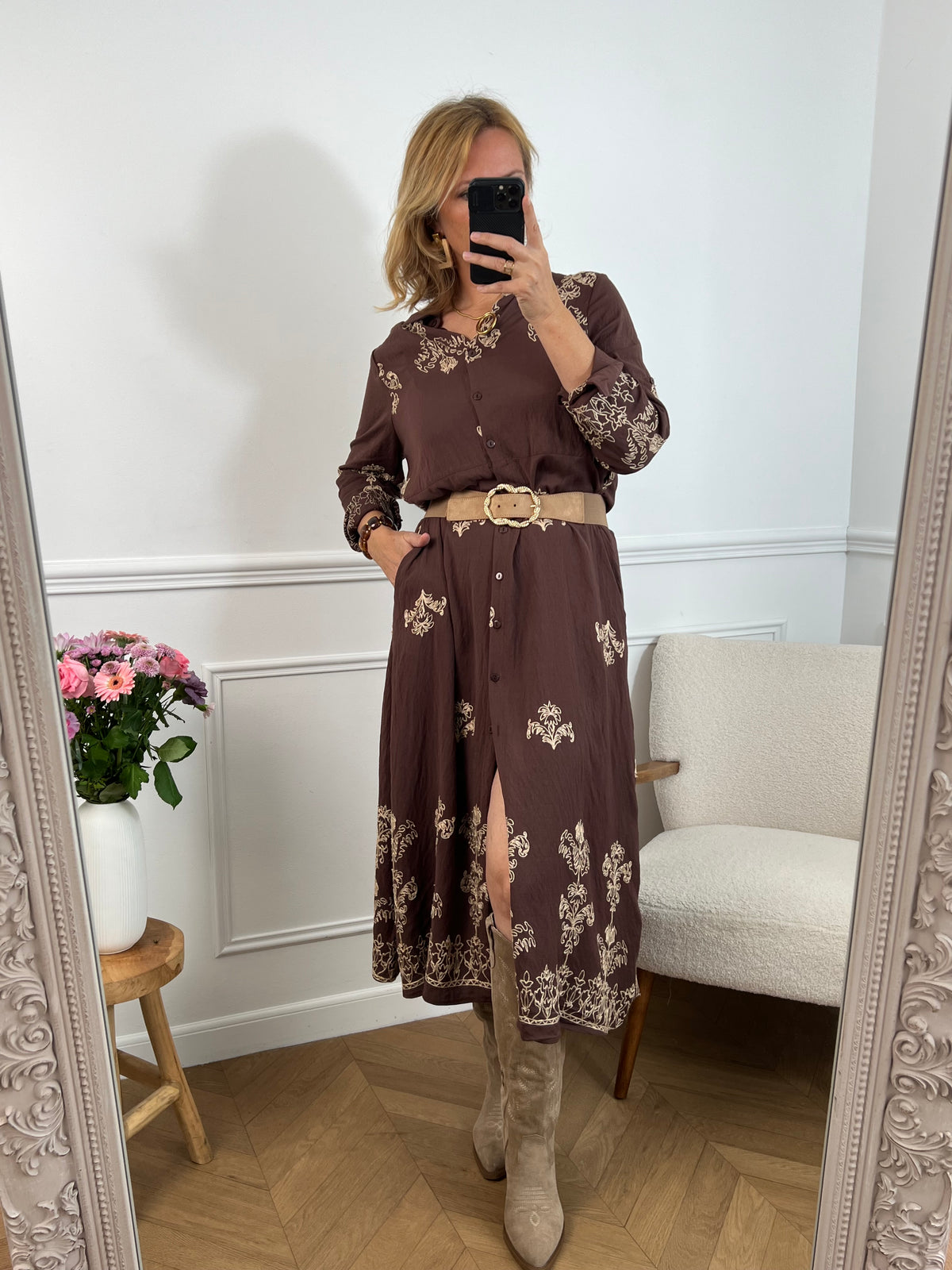 Robe longue marron élégante, mise en valeur par de délicats motifs brodés beiges qui lui apportent charme et raffinement.