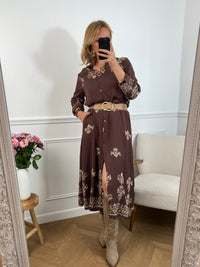 Robe longue marron élégante, mise en valeur par de délicats motifs brodés beiges qui lui apportent charme et raffinement.