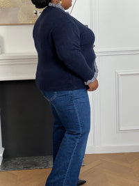 Élégance et originalité se rencontrent avec ce gilet bleu marine. Ses finitions à volants à carreaux au col, aux poignets, le long des boutons et sur toute la ligne apportent une touche raffinée et pleine de charme. Un essentiel revisité pour sublimer tes looks du quotidien.