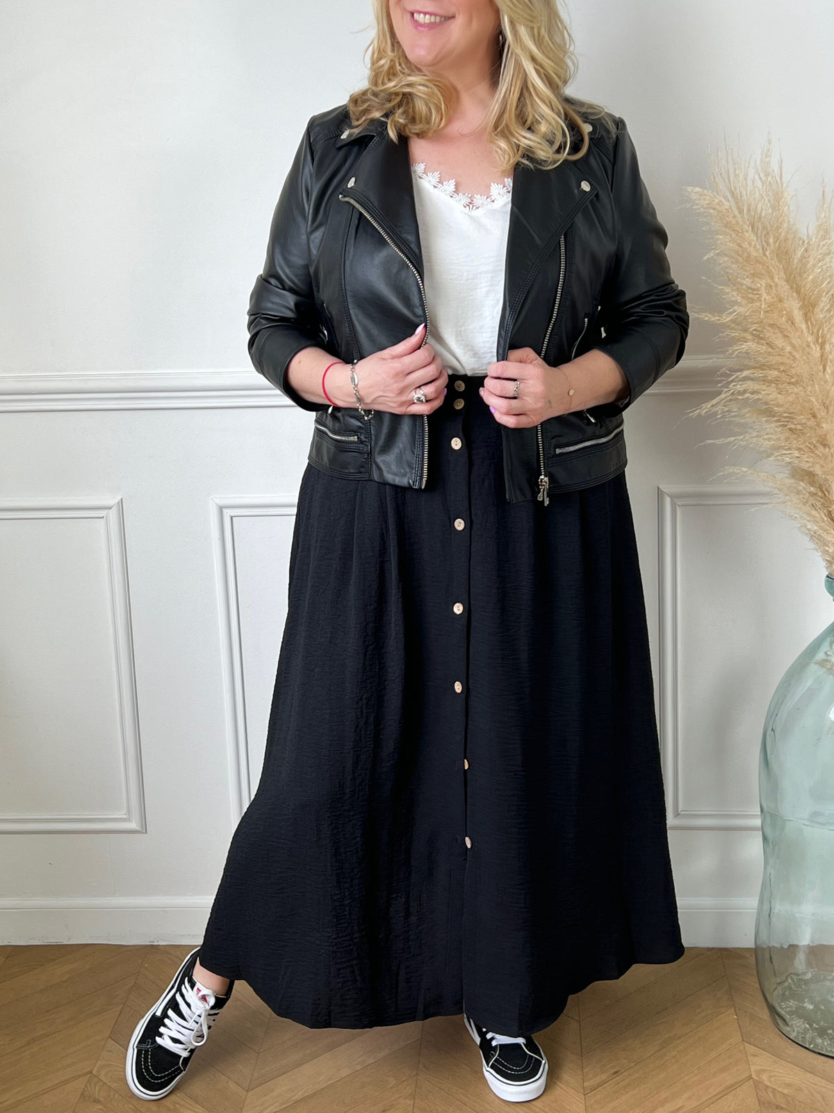 Cette jupe longue noire grande taille de la marque Curve est votre nouvelle pièce préférée ! Avec son élasticité à la taille et ses boutons beige sur la longueur, elle est très confortable et élégante.&nbsp;